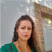 Maestra de Primaria imparte clases a niños y niñas de todas las edades